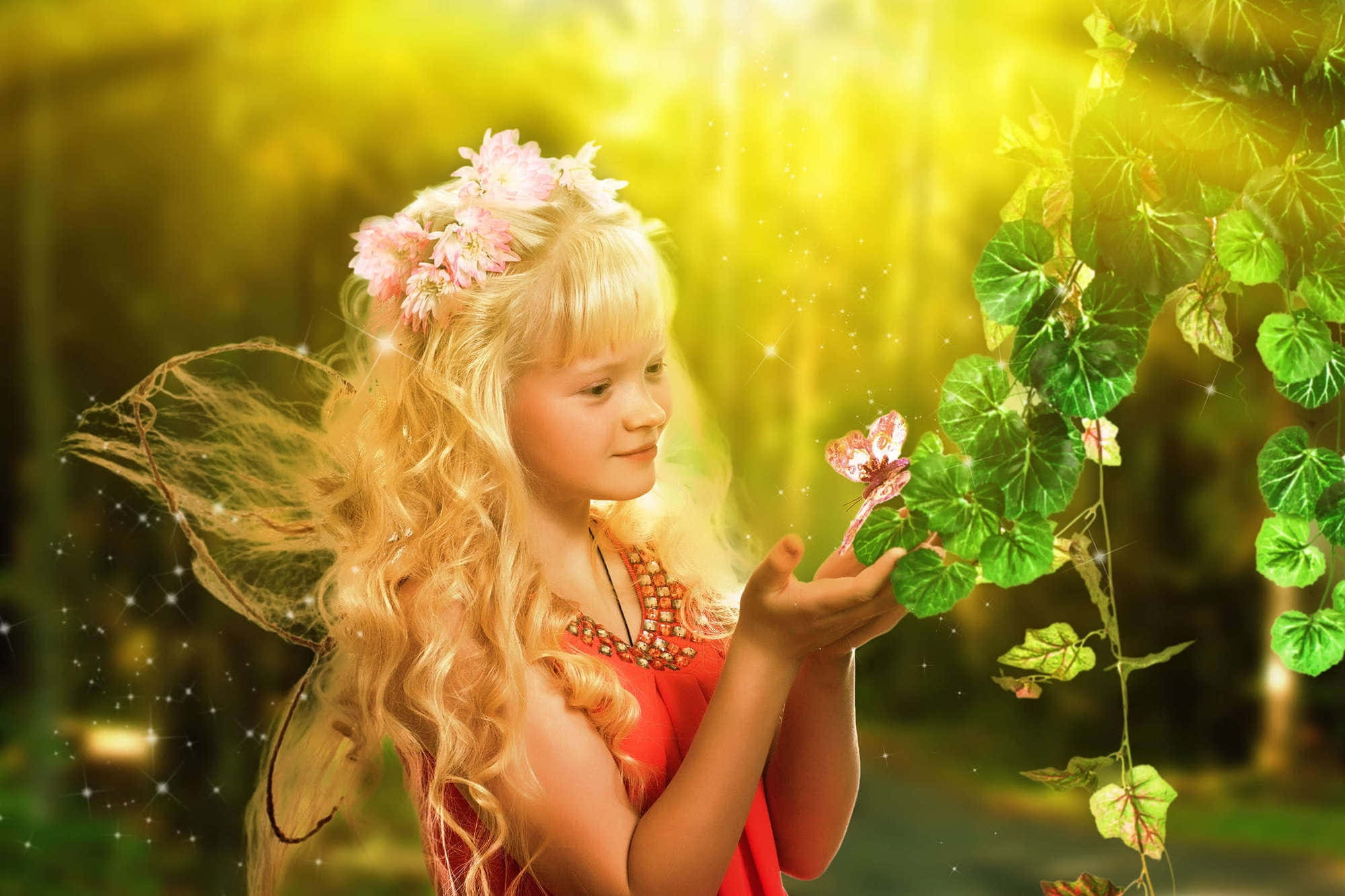 Cute Fairy 桌布 壁紙 — 一位金髮戴花冠的少女，在沐浴著金色陽光的茂密綠葉旁，輕輕地捧著一隻蝴蝶。