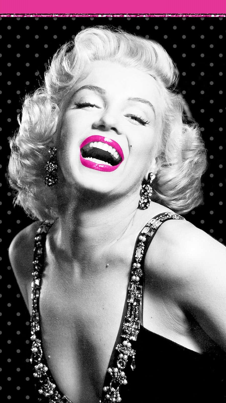 Marilyn Monroe iPhone 桌布 壁紙 — 一位金髮捲曲、嘴唇亮粉色的迷人女性，在黑白圓點背景前開懷大笑。