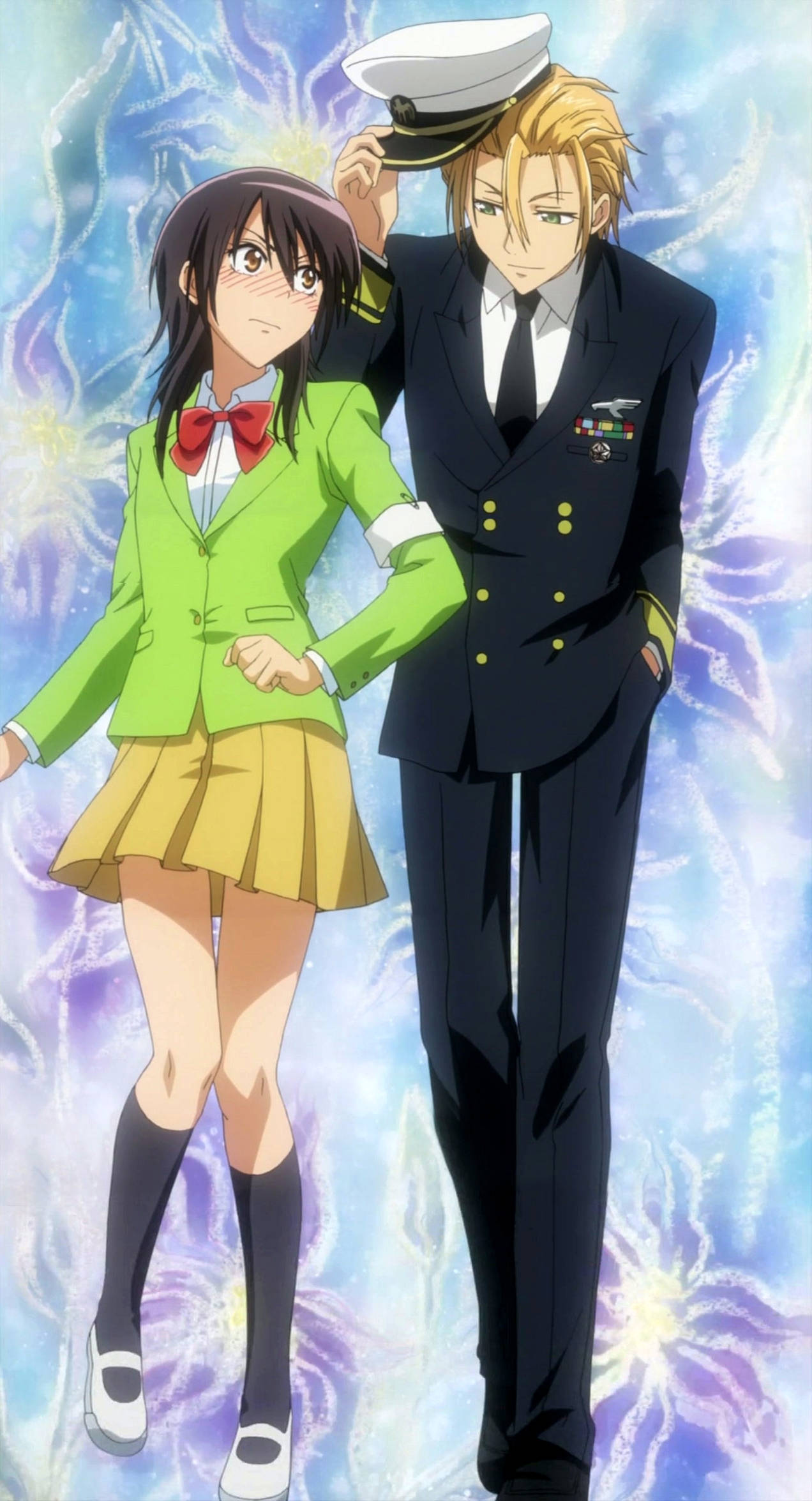 Kaichou Wa Maid Sama 桌布 壁紙 — 一位金髮海軍軍官和一位穿著綠色西裝外套的黑髮女孩站在發光的花卉背景前。