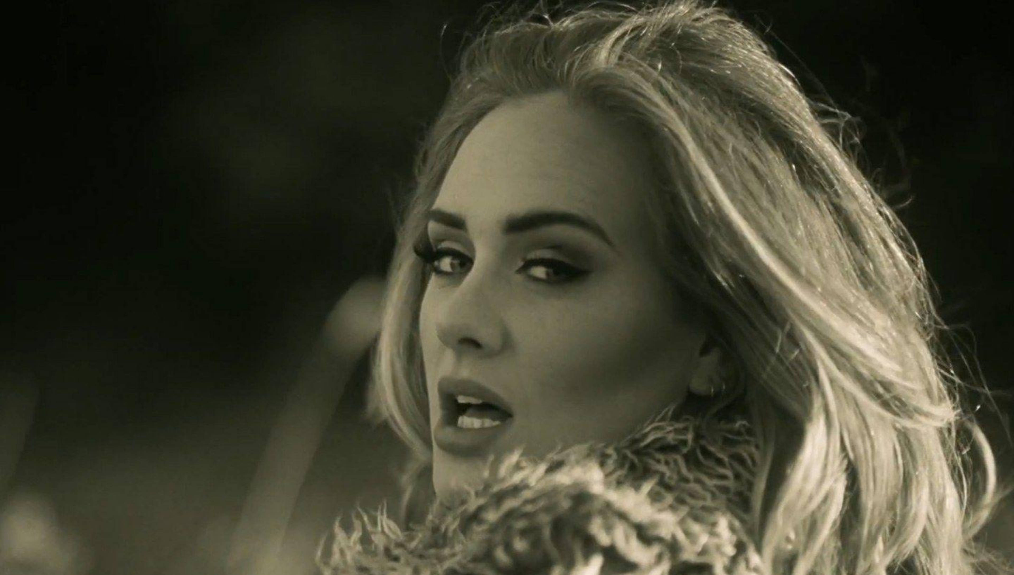 Adele 桌布 壁紙 — 一位金髮濃妝的女性在懷舊色調的特寫鏡頭中凝視著。