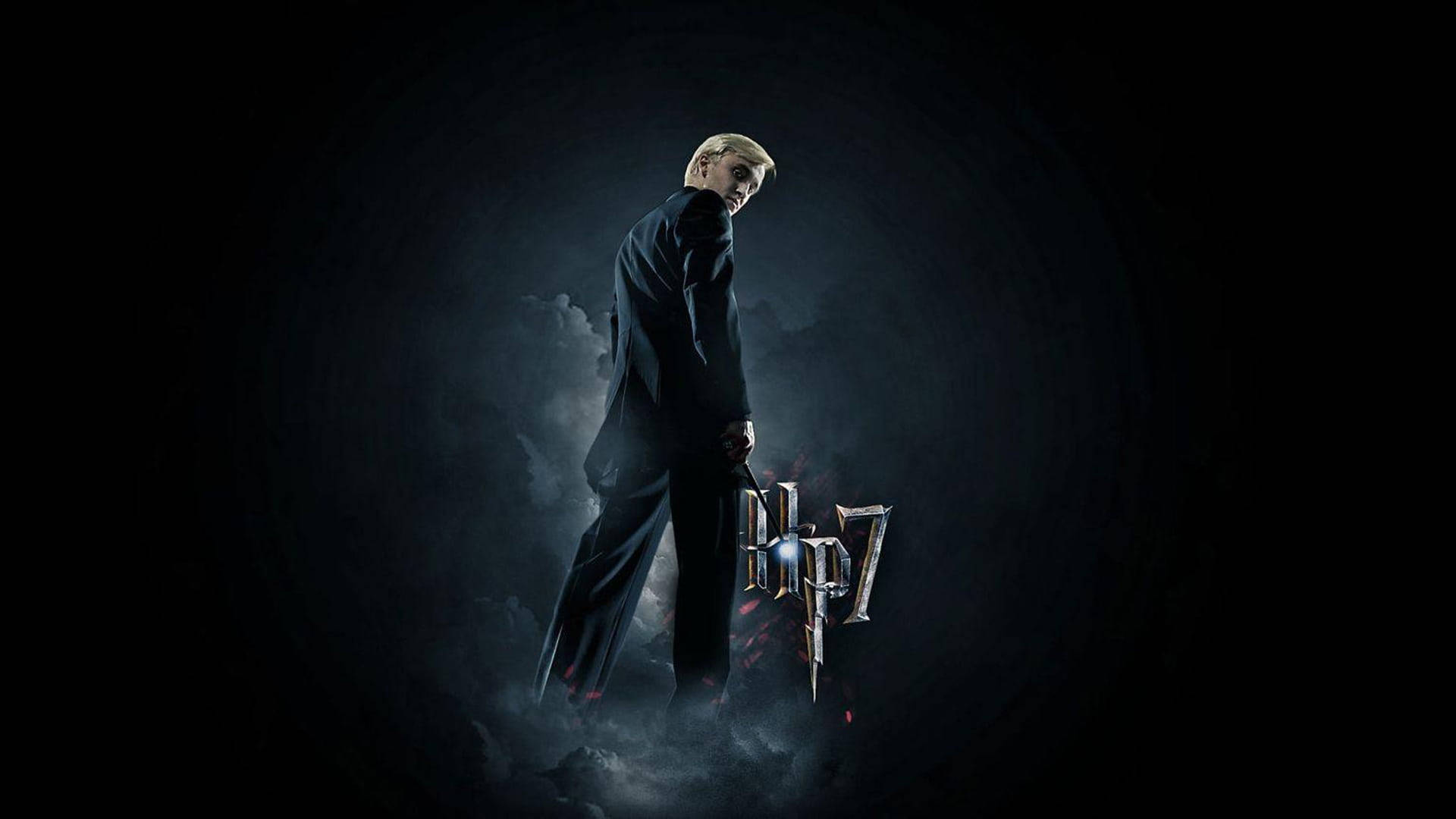 draco 桌布 壁紙 — 一位金髮男子身穿深色西裝，站在旋轉的霧氣隧道中，手持一把帶有金屬標誌的發光劍。