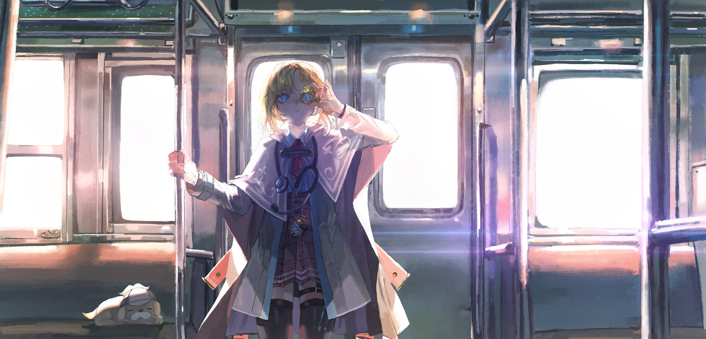 Amelia 桌布 壁紙 — 一位金髮的年輕動漫女孩站在陽光普照的火車車廂內，握著扶手柱並調整她的眼鏡。