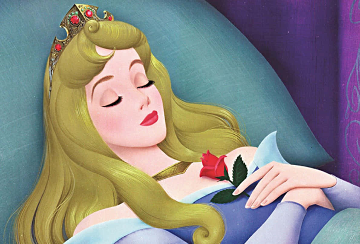 sleeping beauty 桌布 壁紙 — 一位金髮的睡公主在藍綠色和紫色背景下，平靜地休息著，手持一朵紅玫瑰。