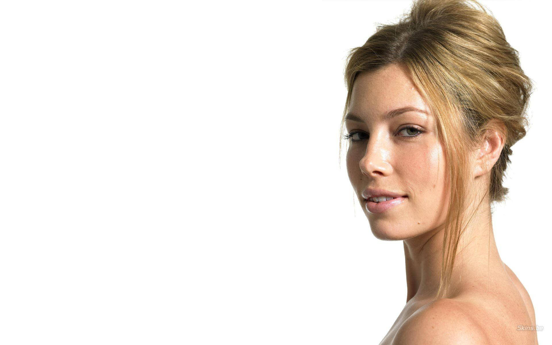 jessica biel 桌布 壁紙 — 一位金髮盤起的女性，在純白背景下溫柔地側視。