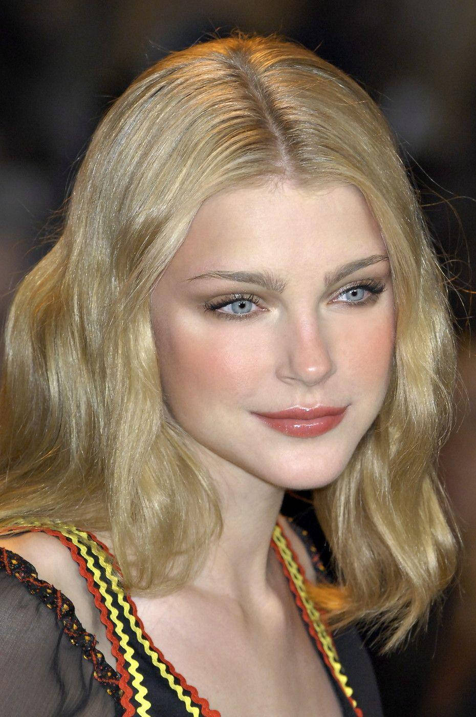 jessica stam 桌布 壁紙 — 一位金髮碧眼、妝容柔和的金髮女性身穿彩色圖案上衣的特寫肖像。