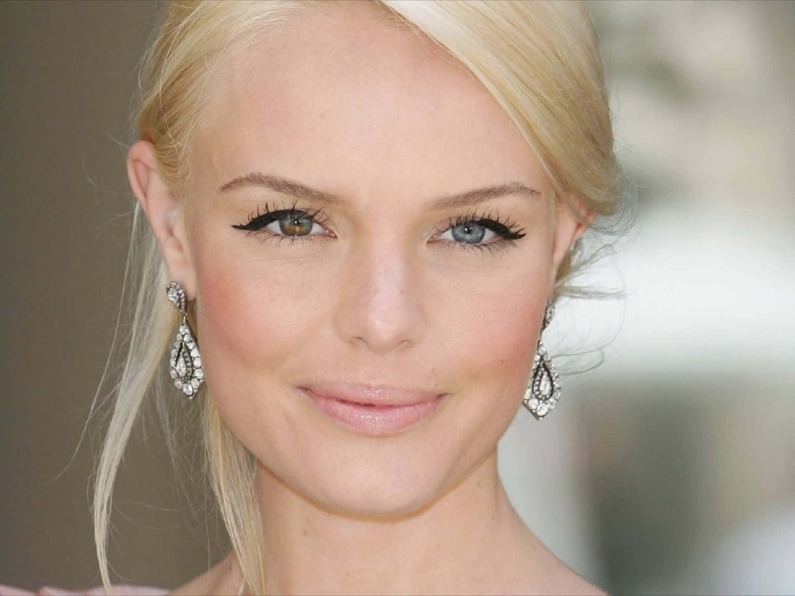 Kate Bosworth 桌布 壁紙 — 一位金髮碧眼、戴著優雅鑽石耳環的女性微笑的特寫肖像。