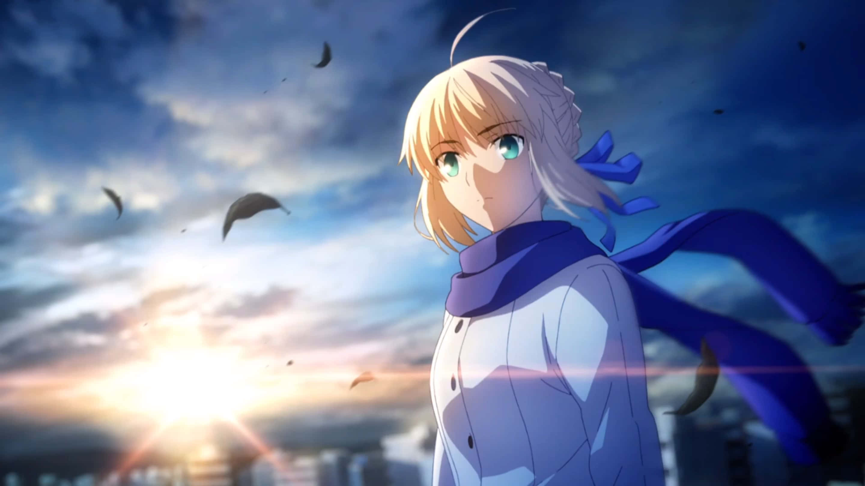 Saber Fate Stay Night 桌布 壁紙 — 一位金髮碧眼、戴著藍色圍巾的動漫女孩，站在落葉紛飛的戲劇性日落天空下。