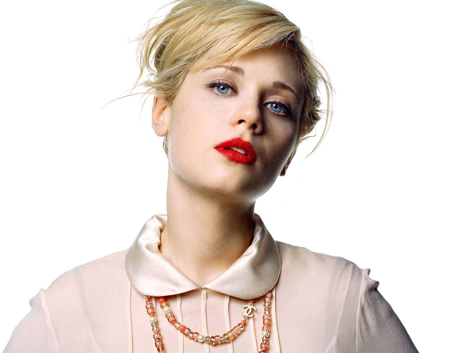 Celebrity 桌布 壁紙 — 一位金髮碧眼、紅唇大膽的女性，在純白背景下向上凝視。
