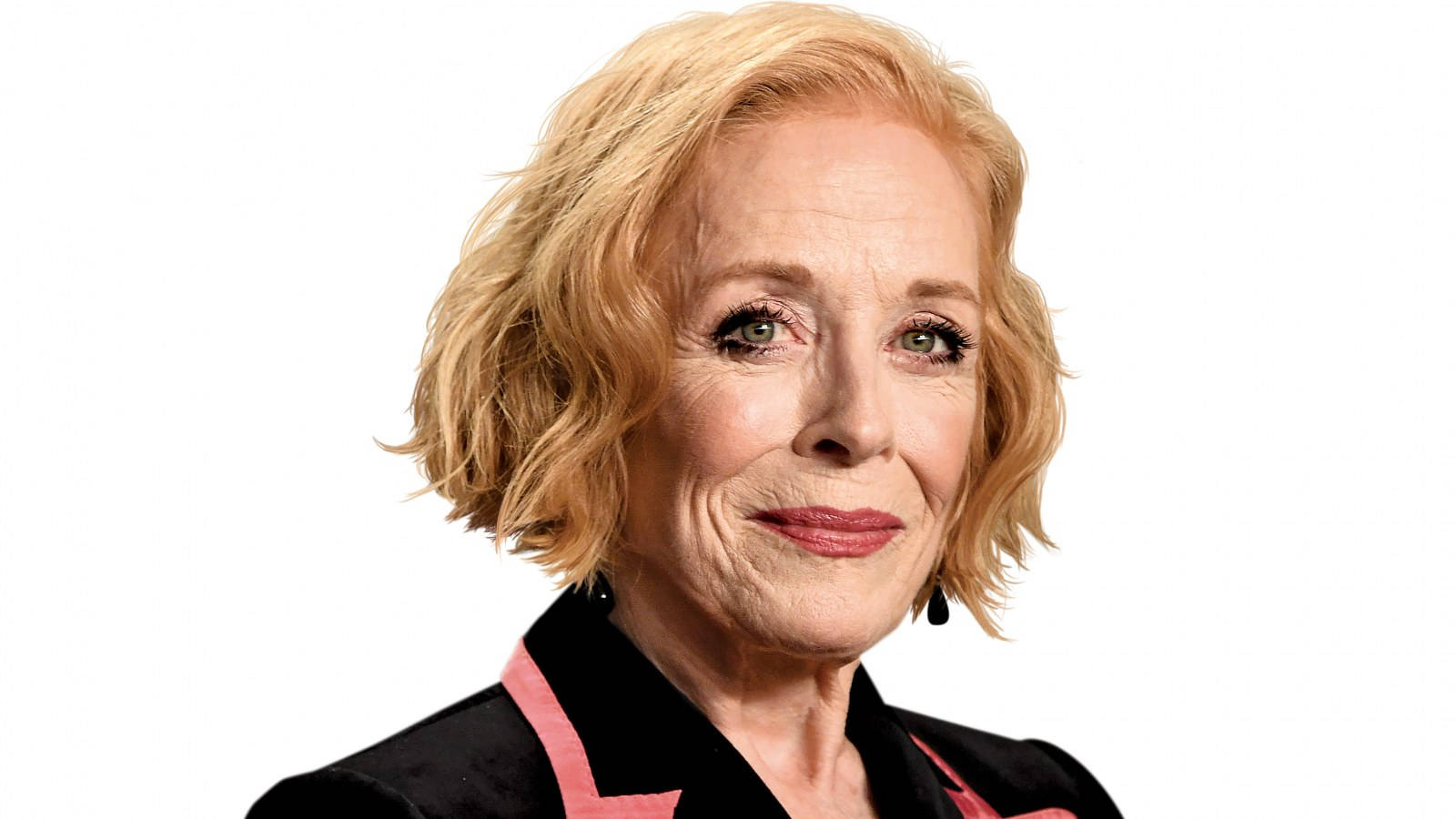 Holland Taylor 桌布 壁紙 — 一位金髮碧眼的優雅女性在純白背景前輕柔微笑。