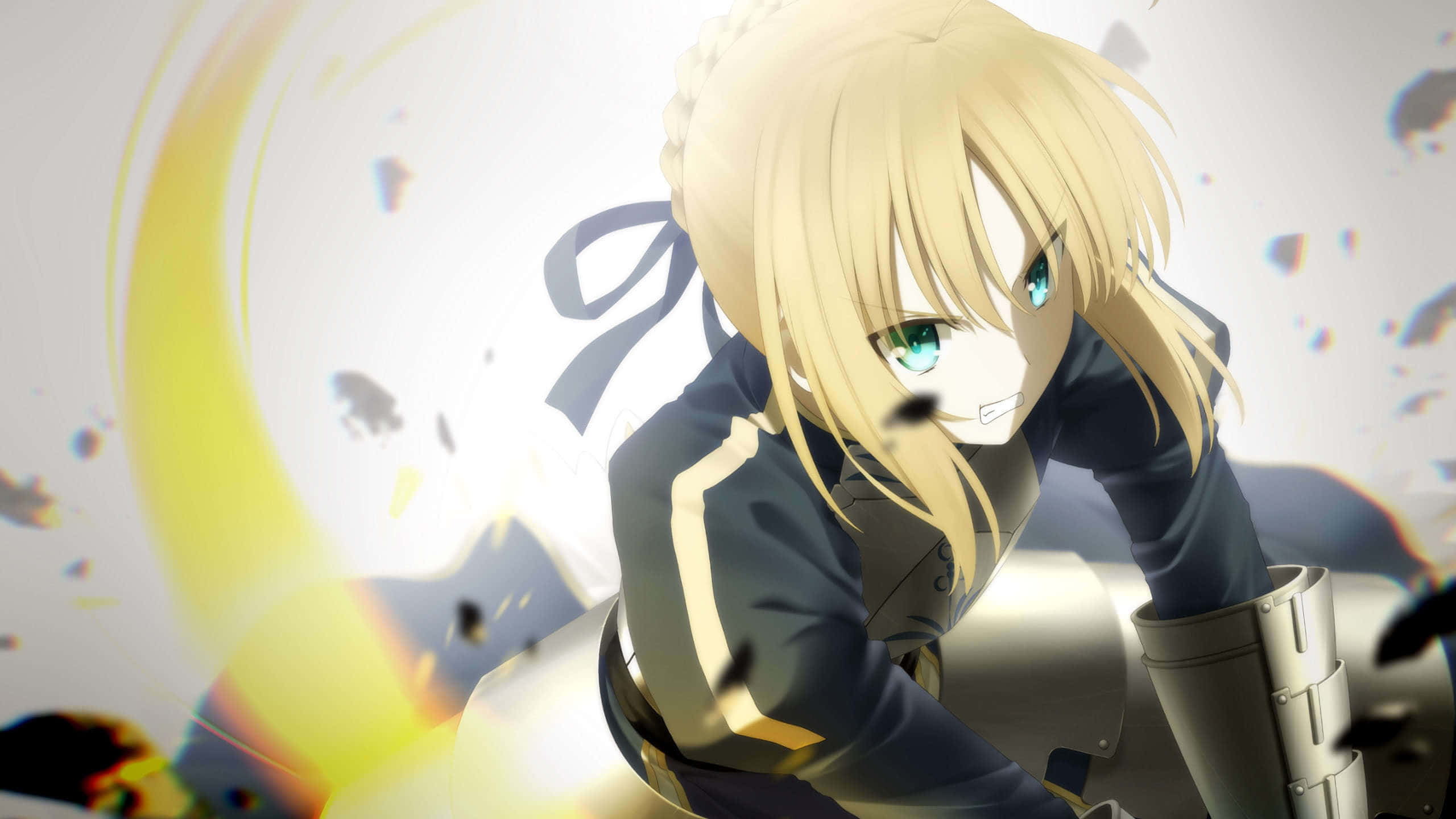 Saber Fate Stay Night 桌布 壁紙 — 一位金髮碧眼的動漫女孩，身穿深色服裝，在明亮的黃色和白色能量爆發背景下動態蹲伏。