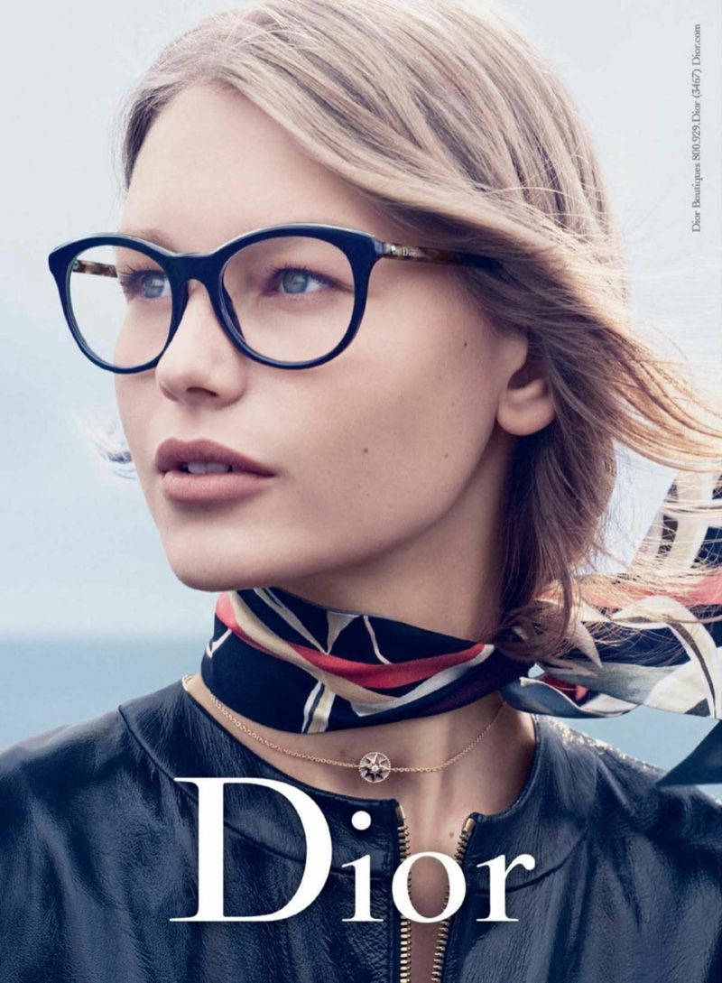 一位戴眼鏡和圍巾的女性，穿著帶有Dior標誌的皮夾克。 — Dior 動態 壁紙