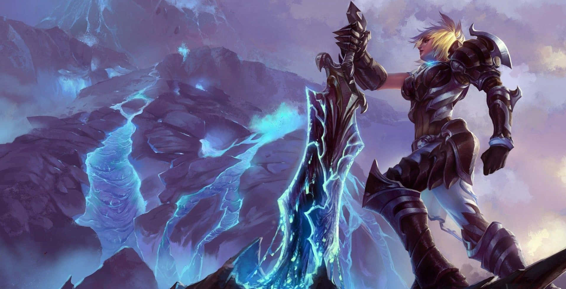 Best League Of Legends 桌布 壁紙 — 一位金髮穿甲戰士在暮色天空下，於崎嶇的山頂揮舞著發光的藍色劍。