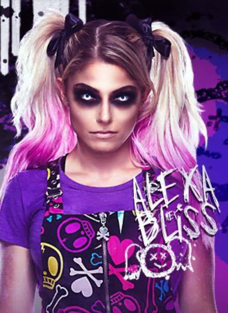 Alexa Bliss 桌布 壁紙 — 一位金髮粉紅雙馬尾、濃黑眼妝的兇猛女子，在塗鴉風格的紫色背景前凝視。