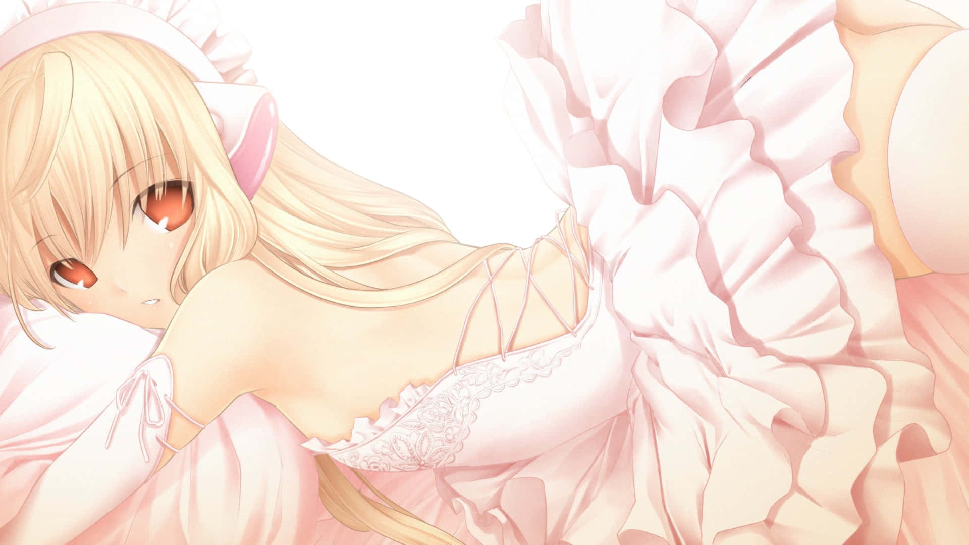 Chobits 桌布 壁紙 — 一位金髮紅眼動漫女孩，穿著蓬鬆的粉紅色荷葉邊連衣裙，在柔和的白色背景上休息。