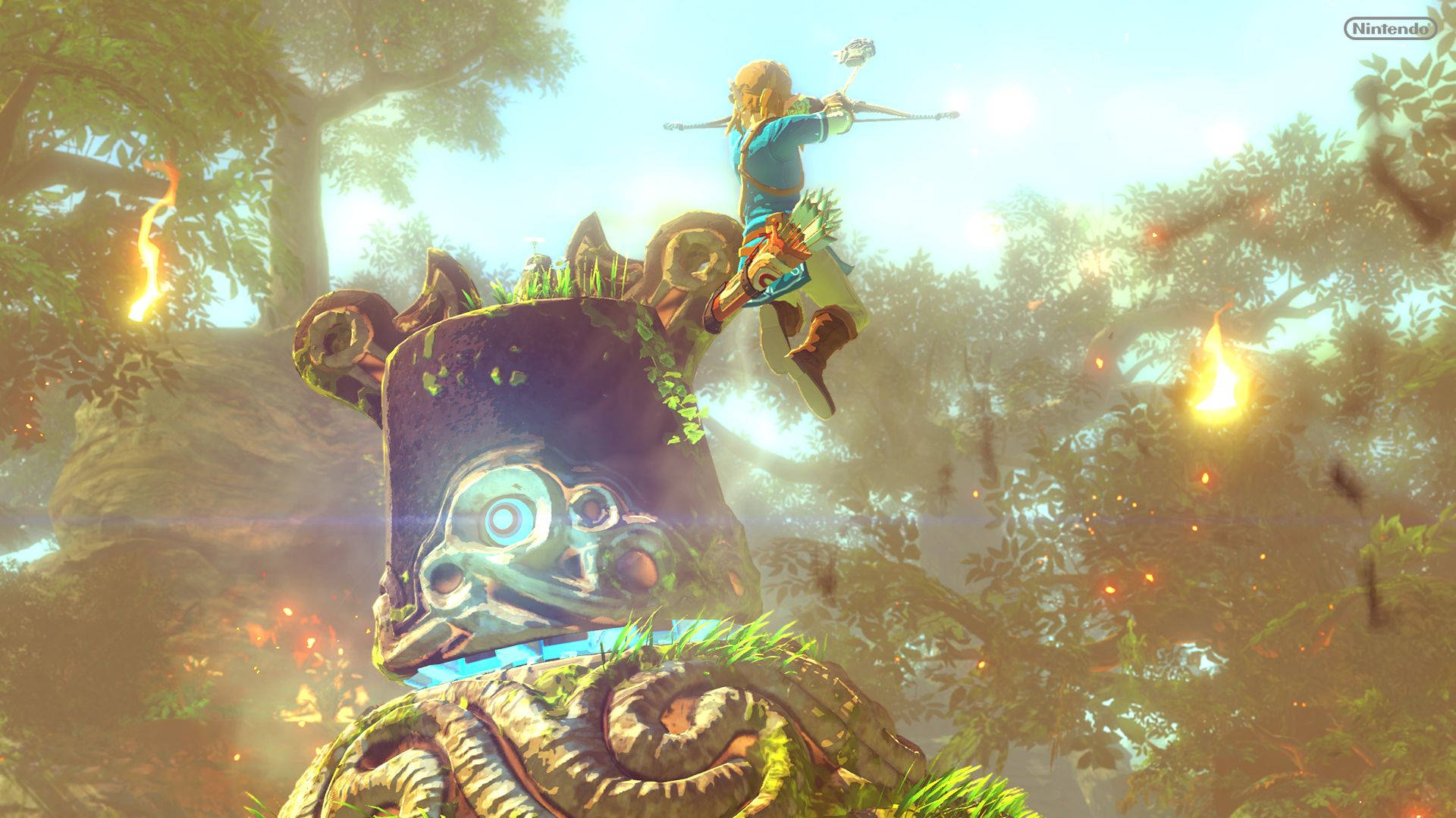 薩爾達傳說 桌布 壁紙 — 一位金髮英雄身穿藍色束腰外衣，在陽光明媚的森林中跳過長滿青苔的石頭結構，周圍有發光的螢火蟲。