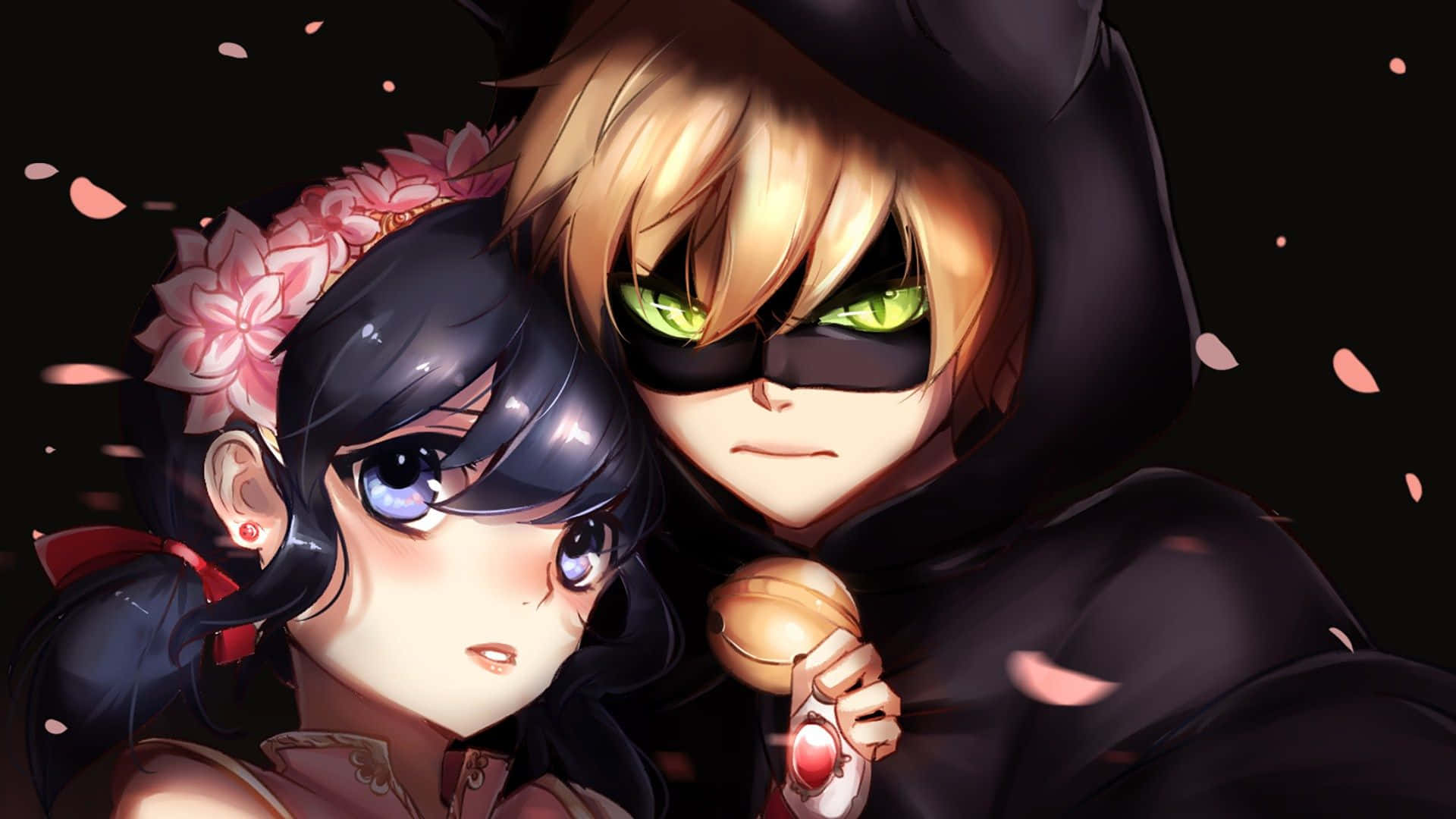 Marinette 桌布 壁紙 — 一位金髮蒙面義警穿著黑色連帽衫，在黑暗背景中擁抱一位戴著粉紅色花朵髮飾的藍眼女孩，周圍有飄落的櫻花。