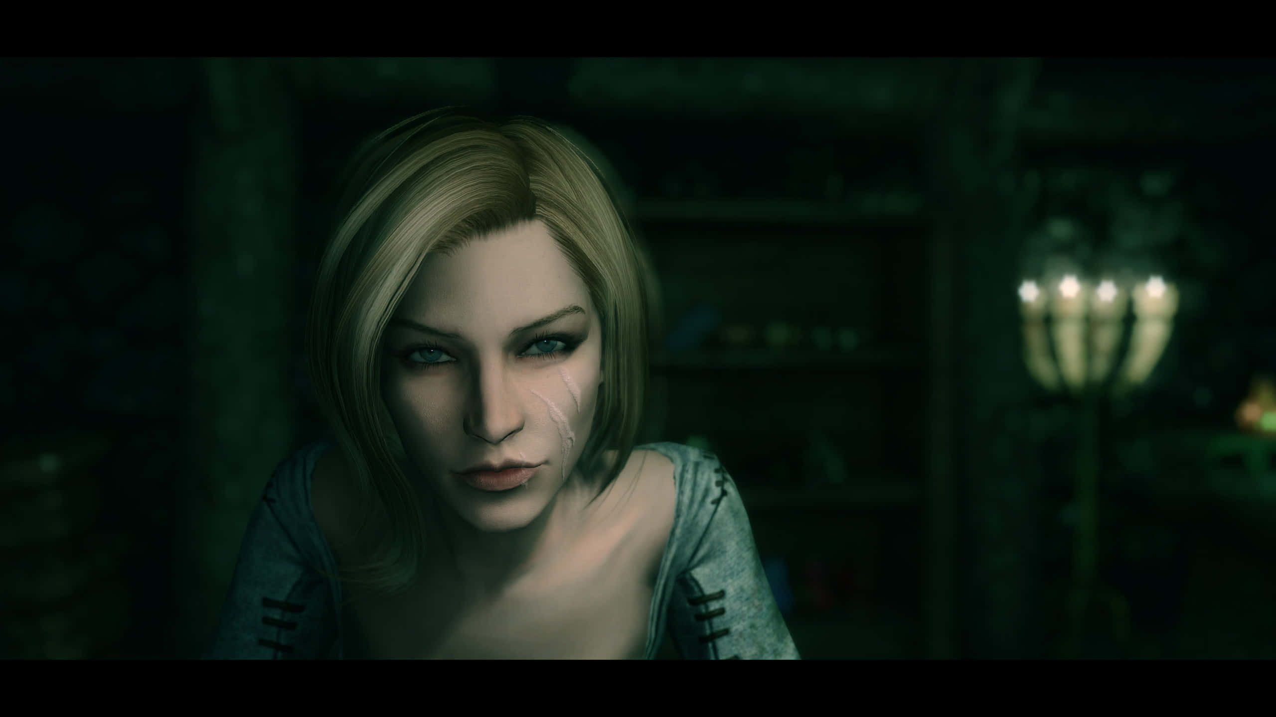 Skyrim Delphine 桌布 壁紙 — 一位金髮蒼白的女性，臉上帶有淚痕，在一個昏暗的燭光房間裡，有木製架子，她專注地凝視著。
