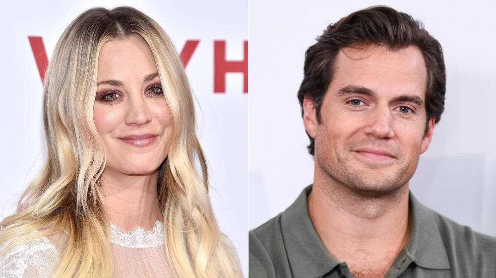 Kaley Cuoco 桌布 壁紙 — 一位金髮蕾絲女性和一位橄欖色襯衫男性的分割肖像，背景為白色並帶有紅色字母。