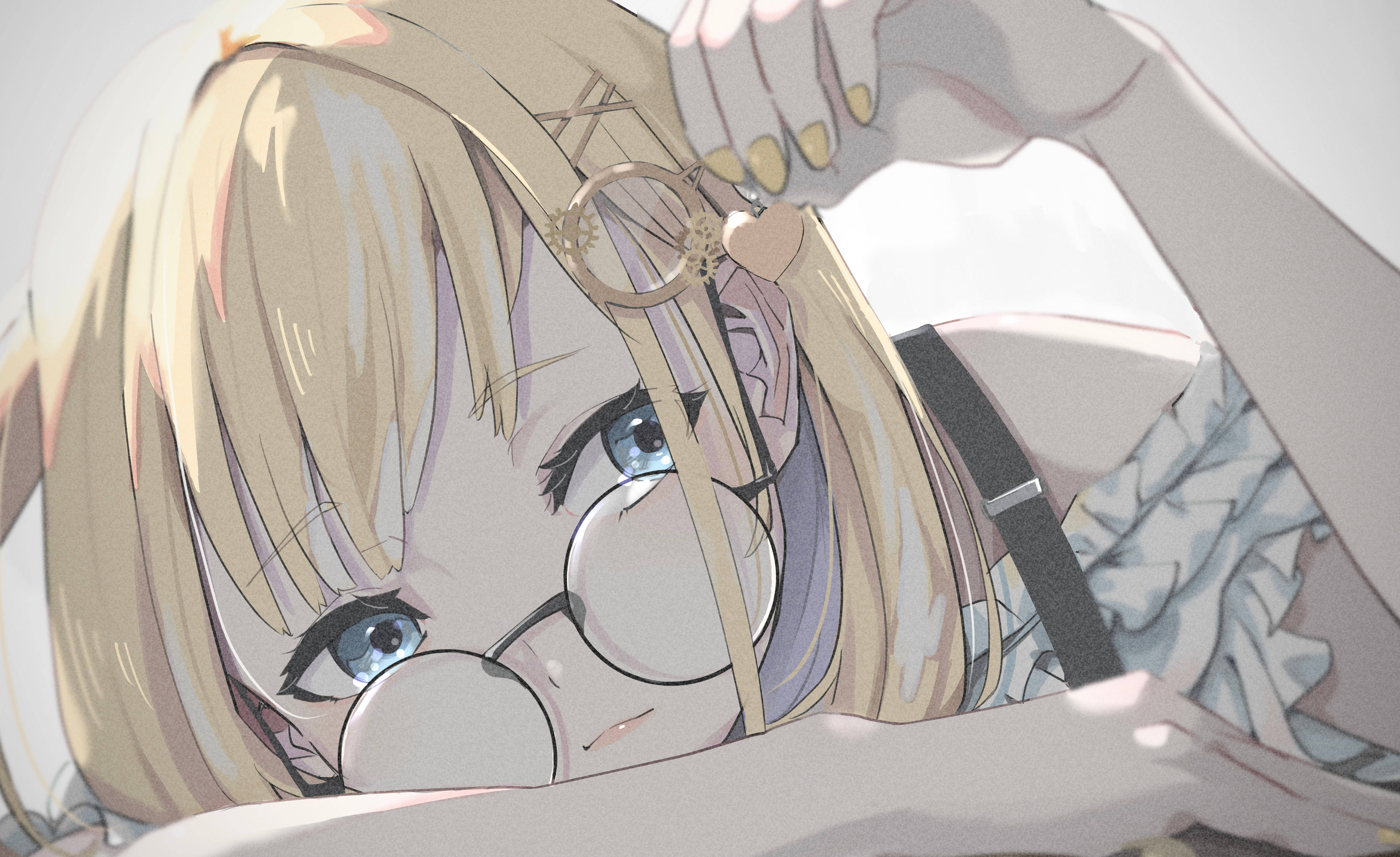 Amelia 桌布 壁紙 — 一位金髮藍眼、戴著圓框眼鏡的動漫女孩，從手後面頑皮地偷看。