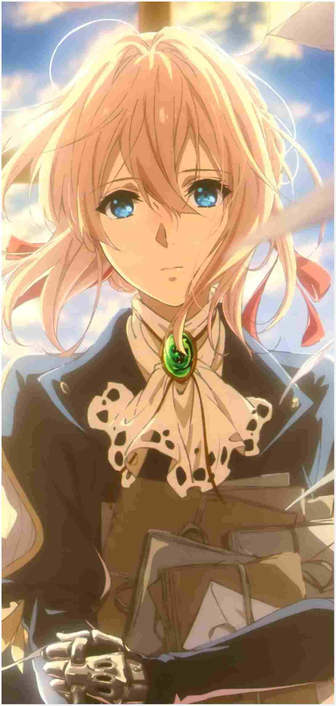 Violet Evergarden iPhone 桌布 壁紙 — 一位金髮藍眼、戴著綠色吊墜的動漫女孩在明亮的天空下向前凝視。