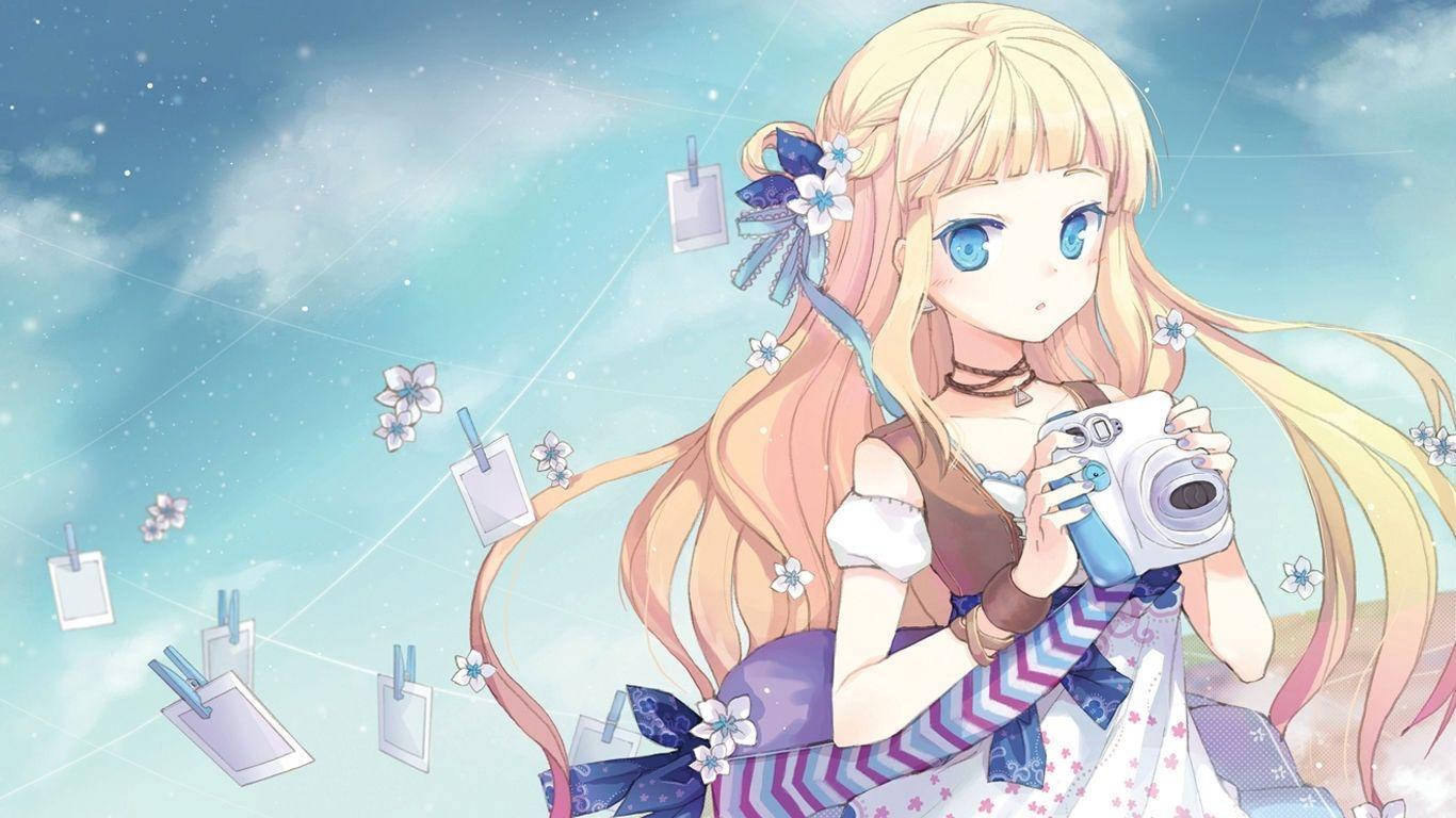 可愛動漫 桌布 壁紙 — 一位金髮藍眼的動漫女孩在星空下拿著相機，漂浮的照片和櫻花在她周圍飄蕩。
