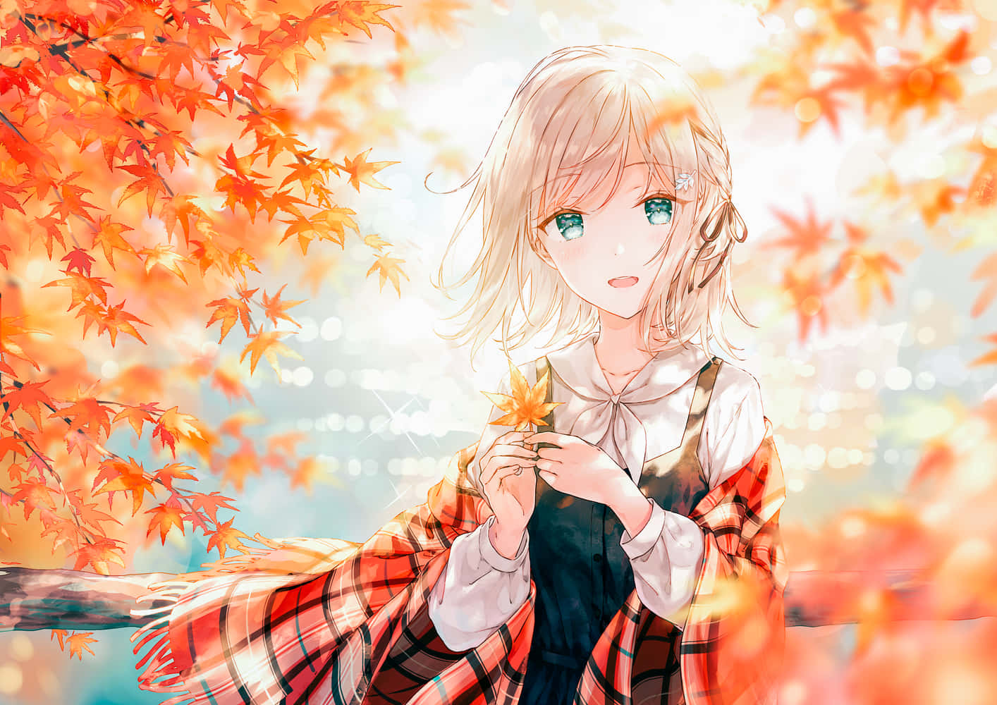 Cute Anime Girl 桌布 壁紙 — 一位金髮藍眼的動漫女孩在鮮豔的橙色秋葉樹冠下拿著一片楓葉。