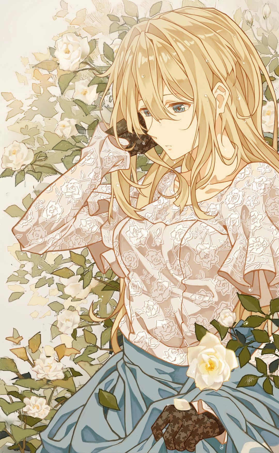 Violet Evergarden iPhone 桌布 壁紙 — 一位金髮藍眼的動漫女孩坐在白玫瑰中，穿著花卉圖案上衣和藍色裙子。