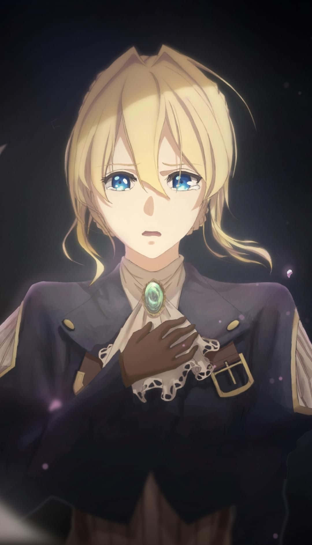Violet Evergarden iPhone 桌布 壁紙 — 一位金髮藍眼的動漫少女穿著深色制服，將發光的綠色吊墜握在胸前。