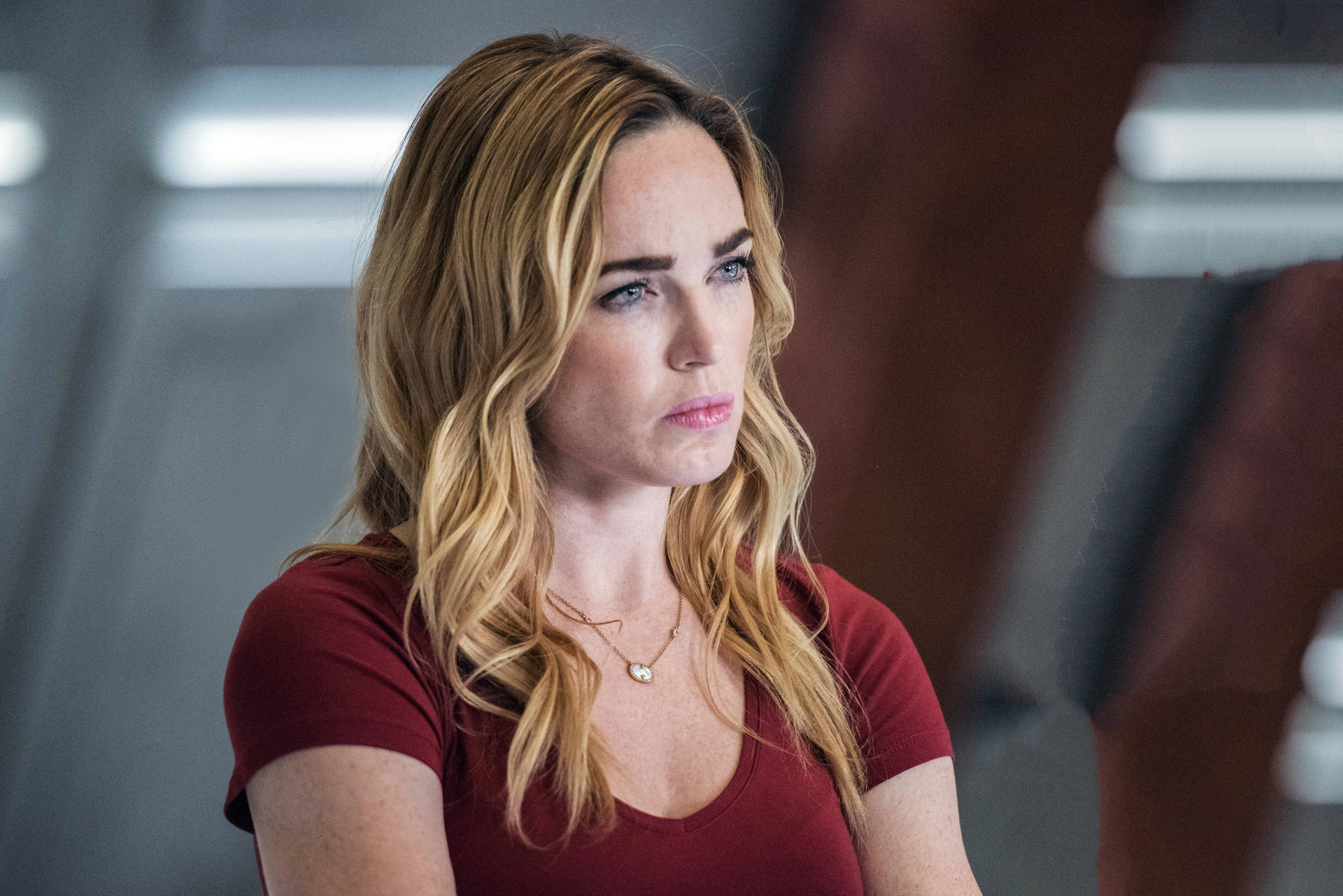 一位金髮藍眼的女人穿著紅色襯衫看向旁邊。 — Caity Lotz 動圖 壁紙