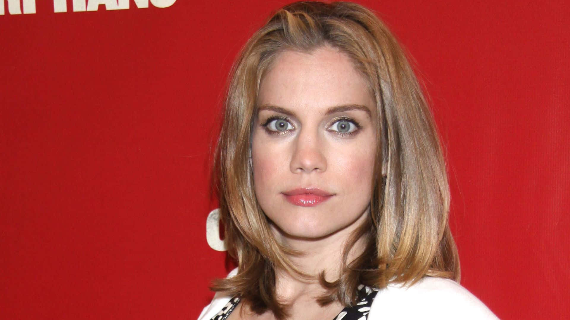 anna chlumsky 桌布 壁紙 — 一位金髮藍眼的女性在純紅色背景前直視鏡頭。