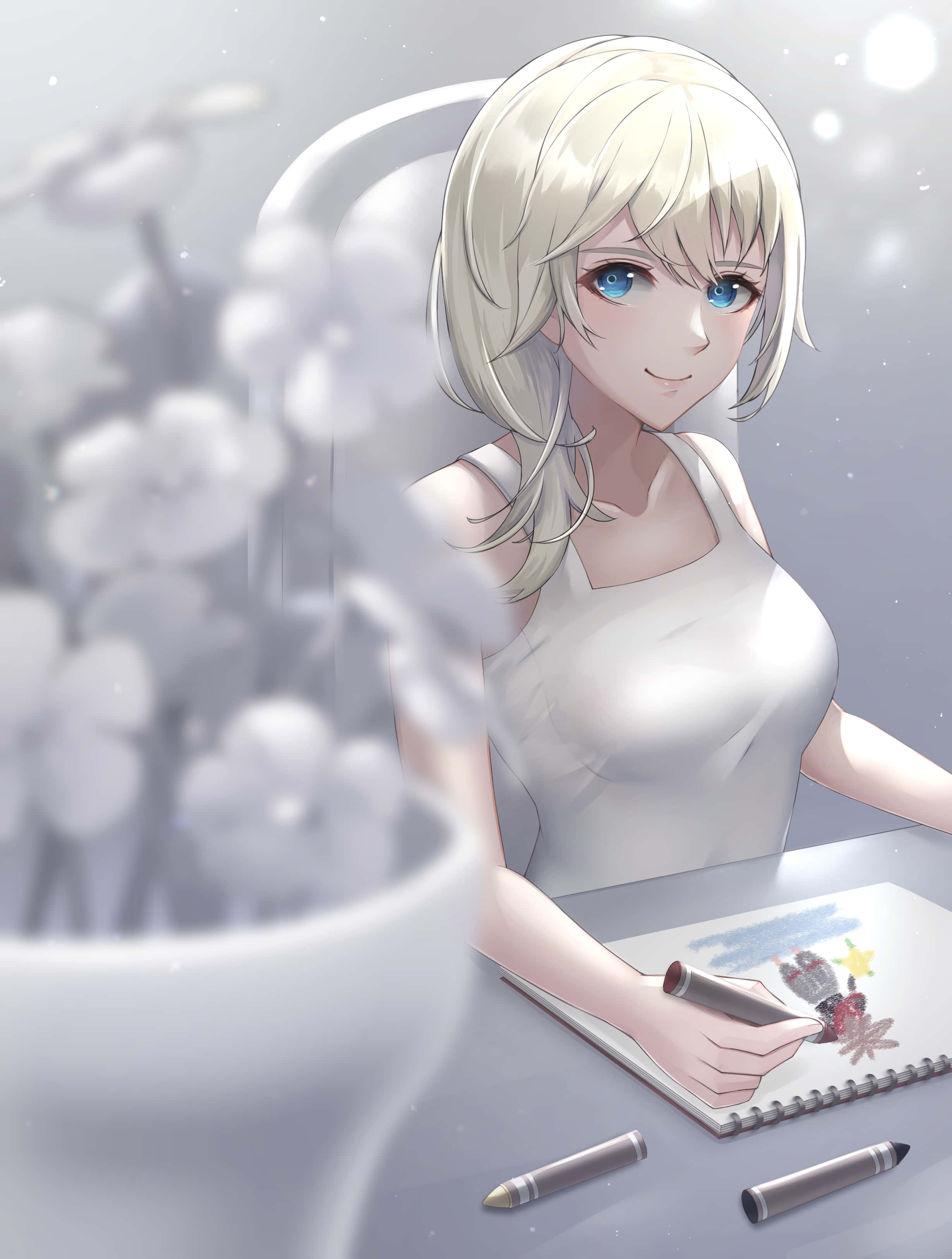 Kingdom Hearts Namine 桌布 壁紙 — 一位金髮藍眼的寧靜動漫女孩微笑著，在附近有白花的書桌上畫筆記本。
