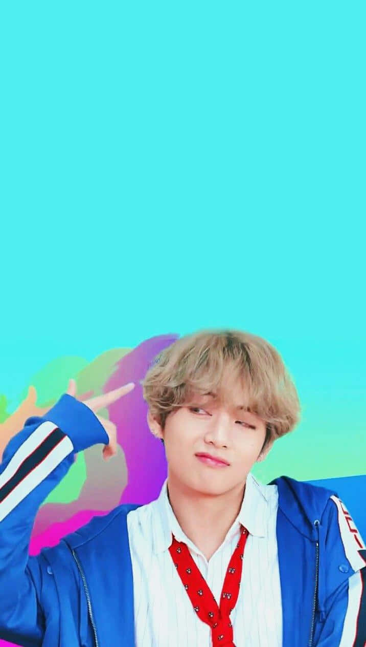 BTS 桌布 壁紙 — 一位金髮藍色外套的年輕男子在充滿活力的藍綠色和彩虹背景前比出和平手勢。
