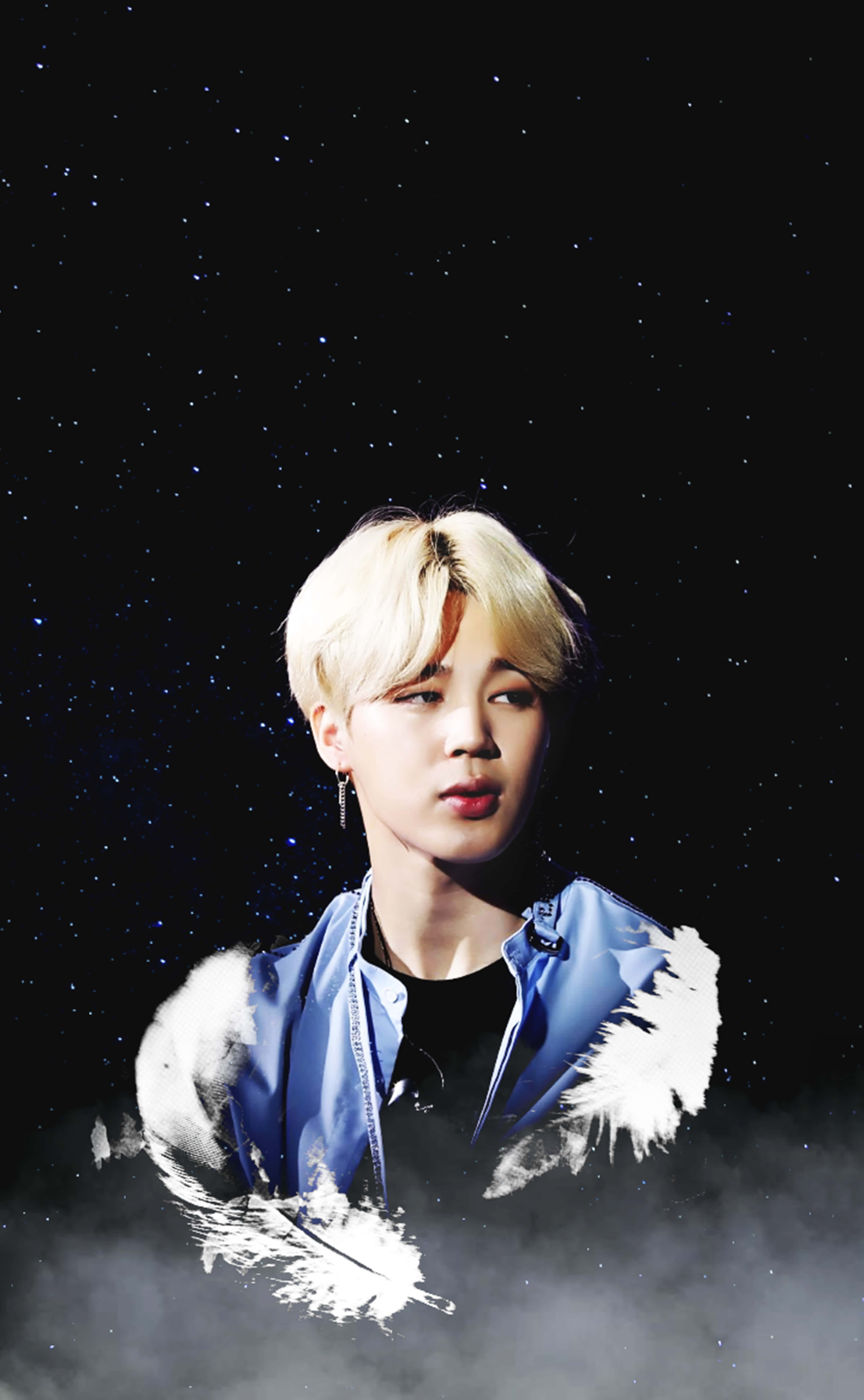 BTS 桌布 壁紙 — 一位金髮藍色外套的年輕男子站在繁星點點的夜空下，白色羽毛狀的煙霧在他周圍盤旋。