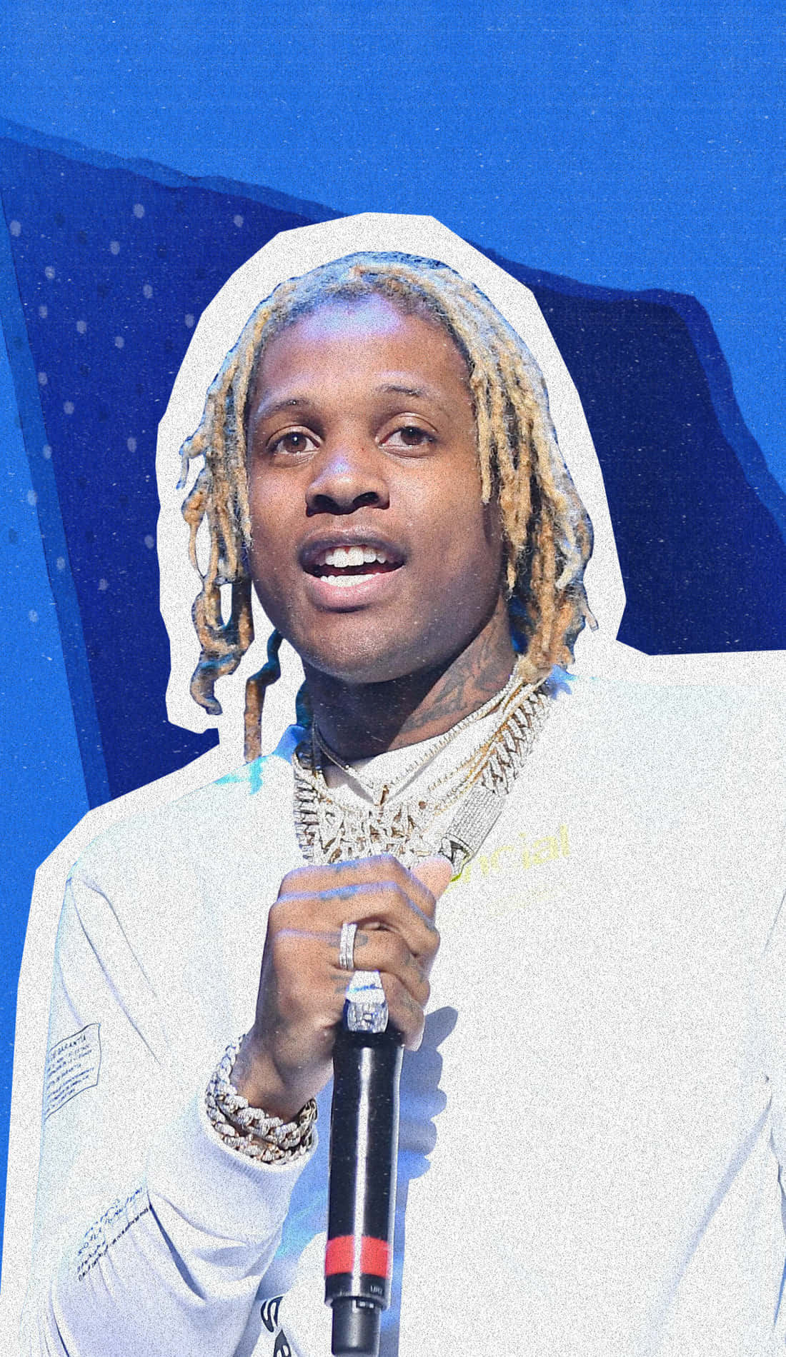 Lil Durk 桌布 壁紙 — 一位金髮辮子、身穿白色連帽衫的說唱歌手在藍色星空背景下手持麥克風在舞台上表演。