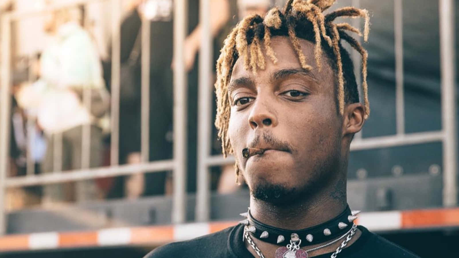 金髮辮子年輕男子抽煙戴帶刺頸鍊戶外 — Juice Wrld 壁紙