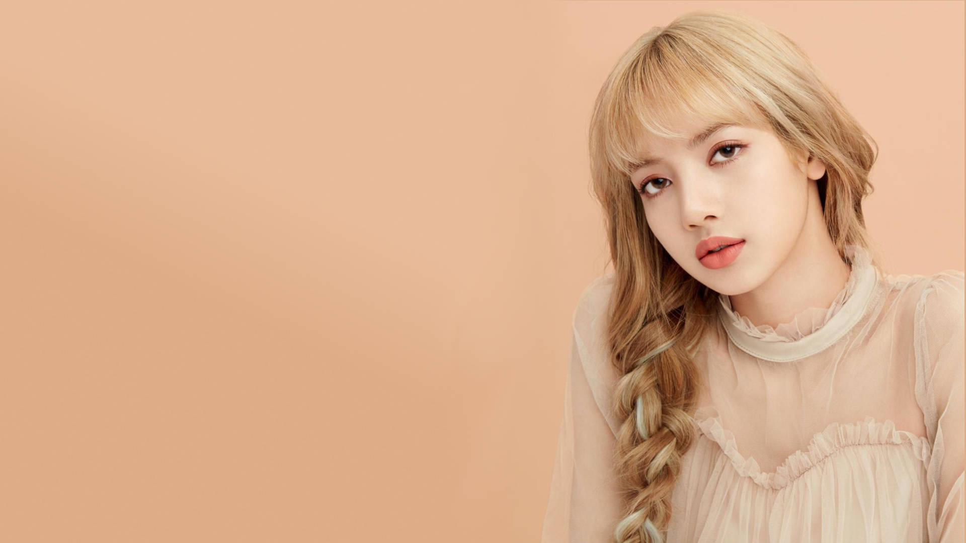 lisa 桌布 壁紙 — 一位金髮辮年輕女性，在純桃色背景前溫柔凝視，身穿透薄粉彩上衣。