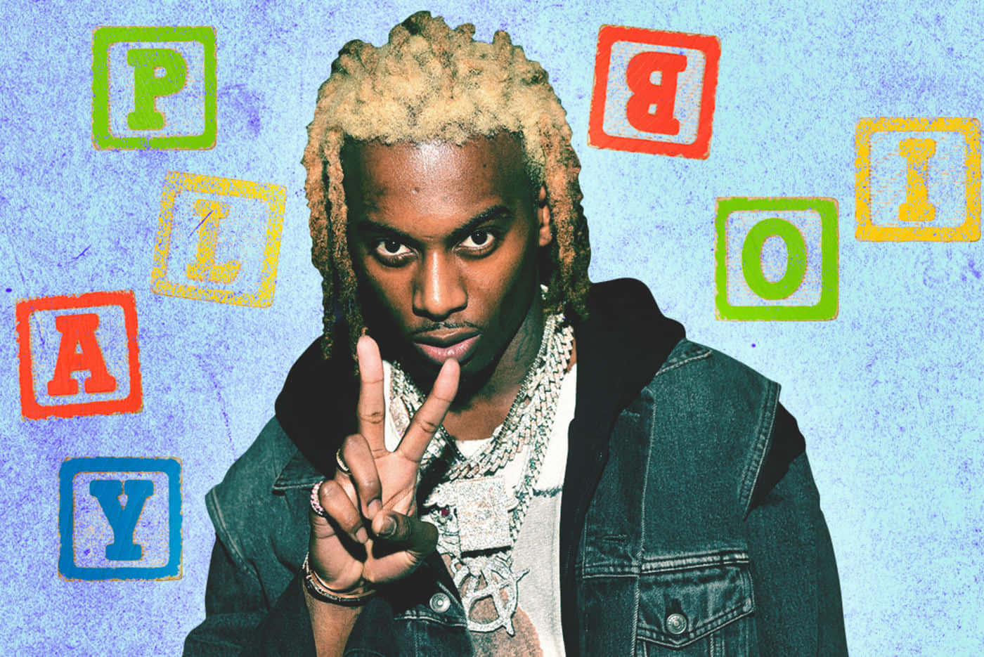 Playboi Carti 桌布 壁紙 — 一位金髮辮的年輕男子在帶有紋理的藍色背景上做出和平手勢，彩色玩具積木拼出「PLAY」。