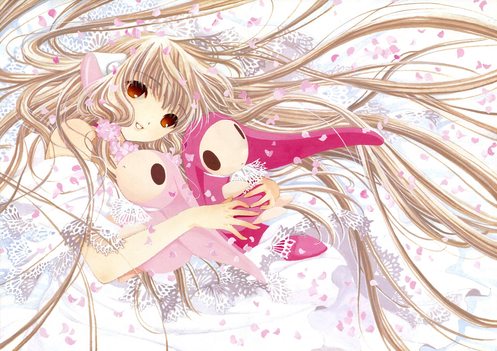 Chobits 桌布 壁紙 — 一位金髮長髮飄逸的動漫女孩在白色蕾絲背景上，於飄落的櫻花花瓣中擁抱一個粉紅色毛絨玩具。