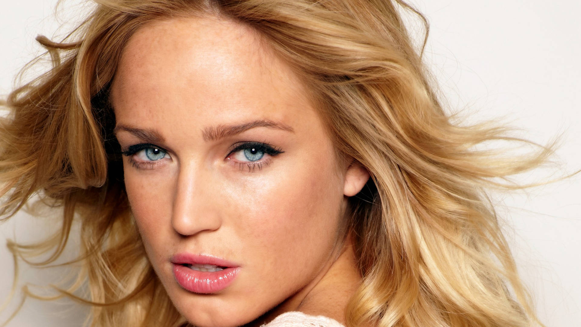 金髮藍眼女性近距離看著相機。 — Caity Lotz 動圖 壁紙