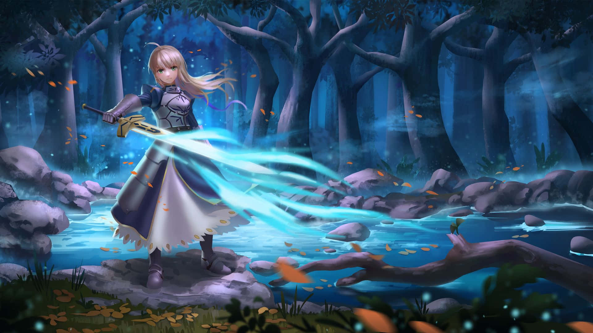 Saber 桌布 壁紙 — 一位金髮騎士身穿鎧甲，在月光照耀的森林溪流中揮舞著發光的藍色劍，周圍秋葉飄舞。