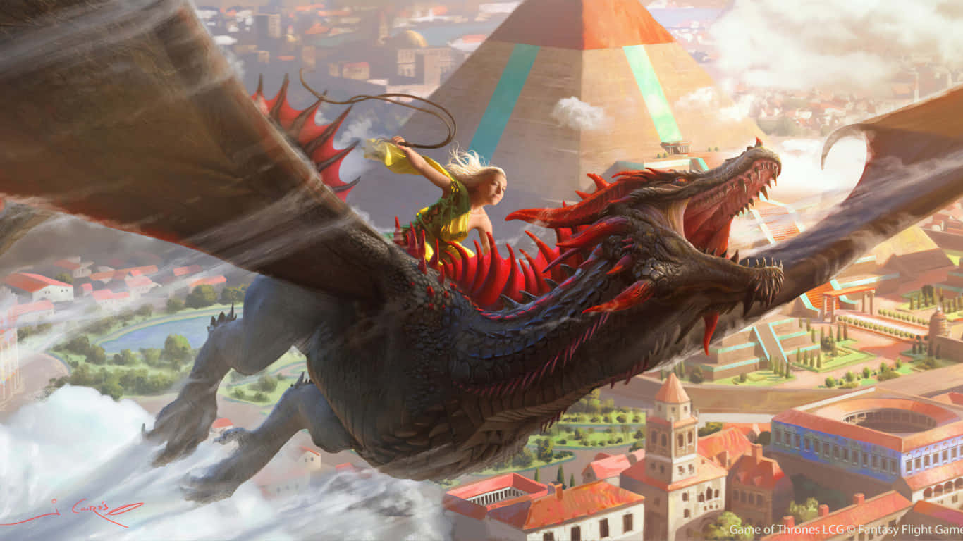 1366x768 Dragon Age Inquisition 桌布 壁紙 — 一位金髮騎手身穿黃色衣服，緊緊抓住一隻巨大的黑色龍，飛越陽光普照的幻想城市，城市中有金字塔和紅頂建築。