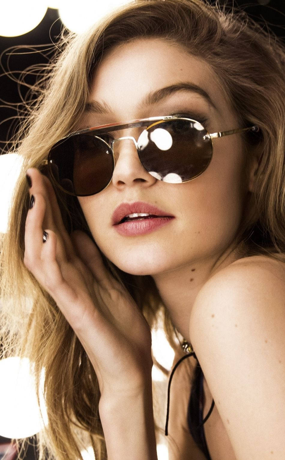 Sunglasses 桌布 壁紙 — 一位金髮魅力女性戴著時尚太陽眼鏡，在明亮的攝影棚燈光背景下擺姿勢。