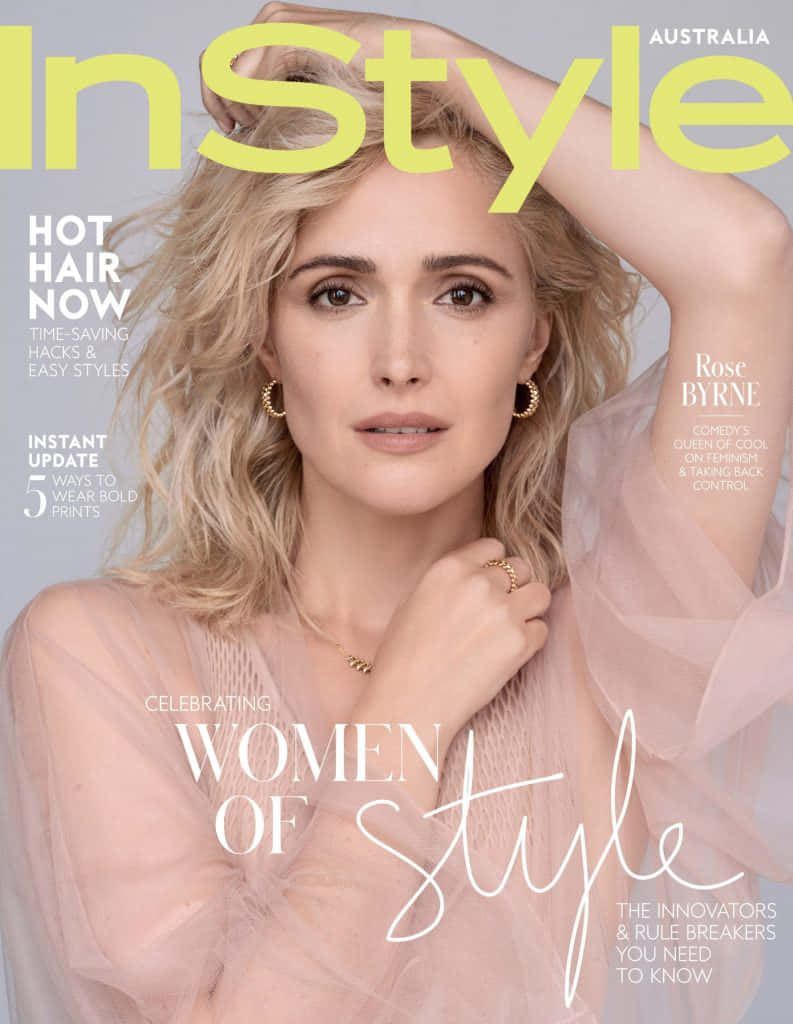 Magazine 桌布 壁紙 — 一位金髮魅力女性身穿透視粉紅上衣，在字體醒目的InStyle Australia雜誌封面上自信擺姿勢。