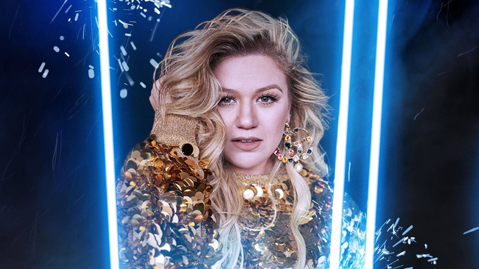 Kelly Clarkson 桌布 壁紙 — 一位金髮魅力女性身穿金色亮片服裝和彩色耳環，被發光的藍色霓虹管和飄落的閃光包圍。