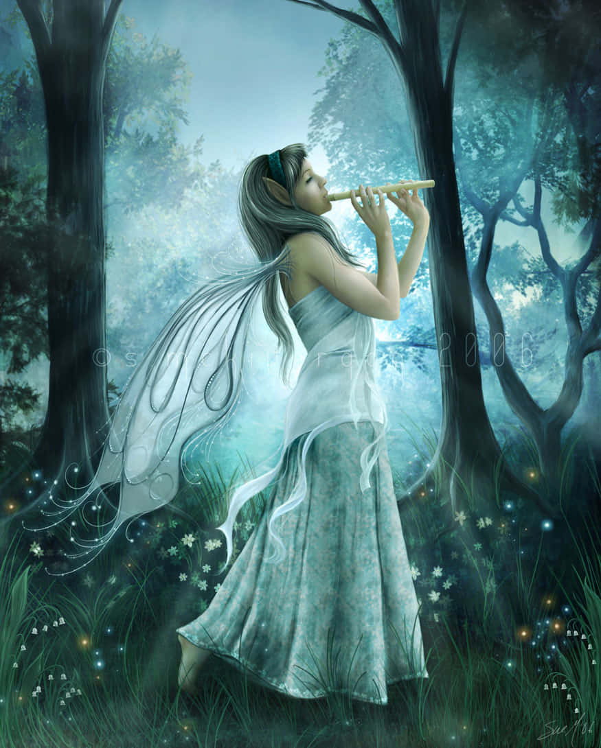 Beautiful Angel 桌布 壁紙 — 一位銀色長髮、身穿飄逸長袍的精靈在霧氣瀰漫、閃爍著精靈之光的森林中吹奏長笛。