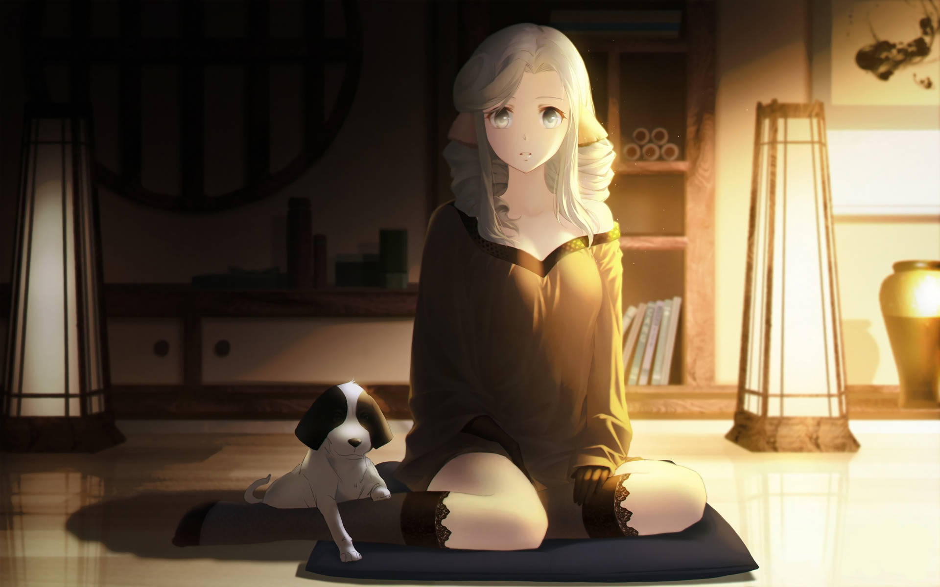 動漫狗 桌布 壁紙 — 一位銀色頭髮的寧靜動漫女孩，在溫暖照明的傳統房間裡，盤腿坐在墊子上，旁邊有一隻小狗。