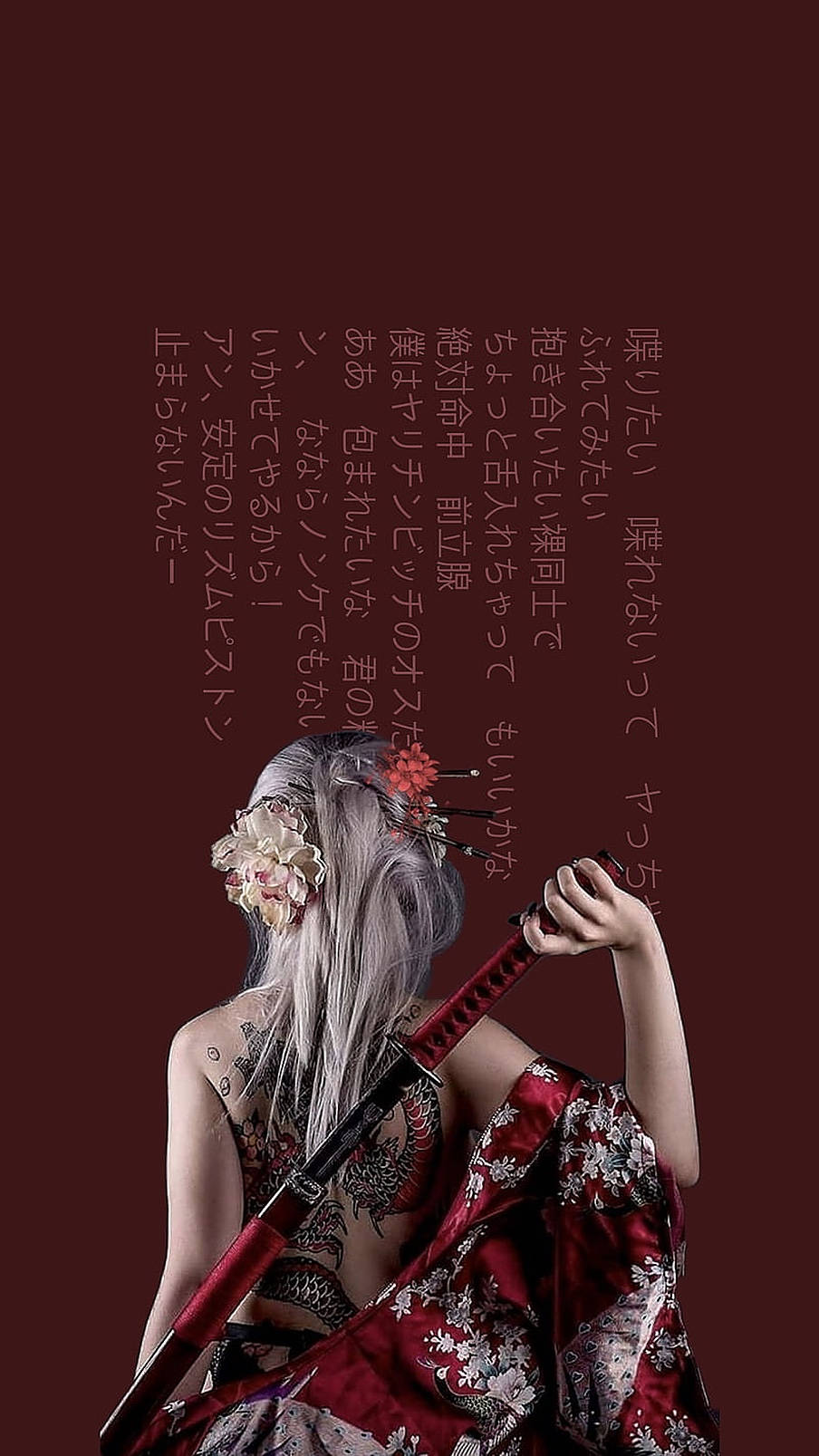 Japanese Dragon Tattoo 桌布 壁紙 — 一位銀髮、戴著花卉髮夾的女性，身穿紅色和服，在深栗色背景前手持武士刀，背景上有日文字。