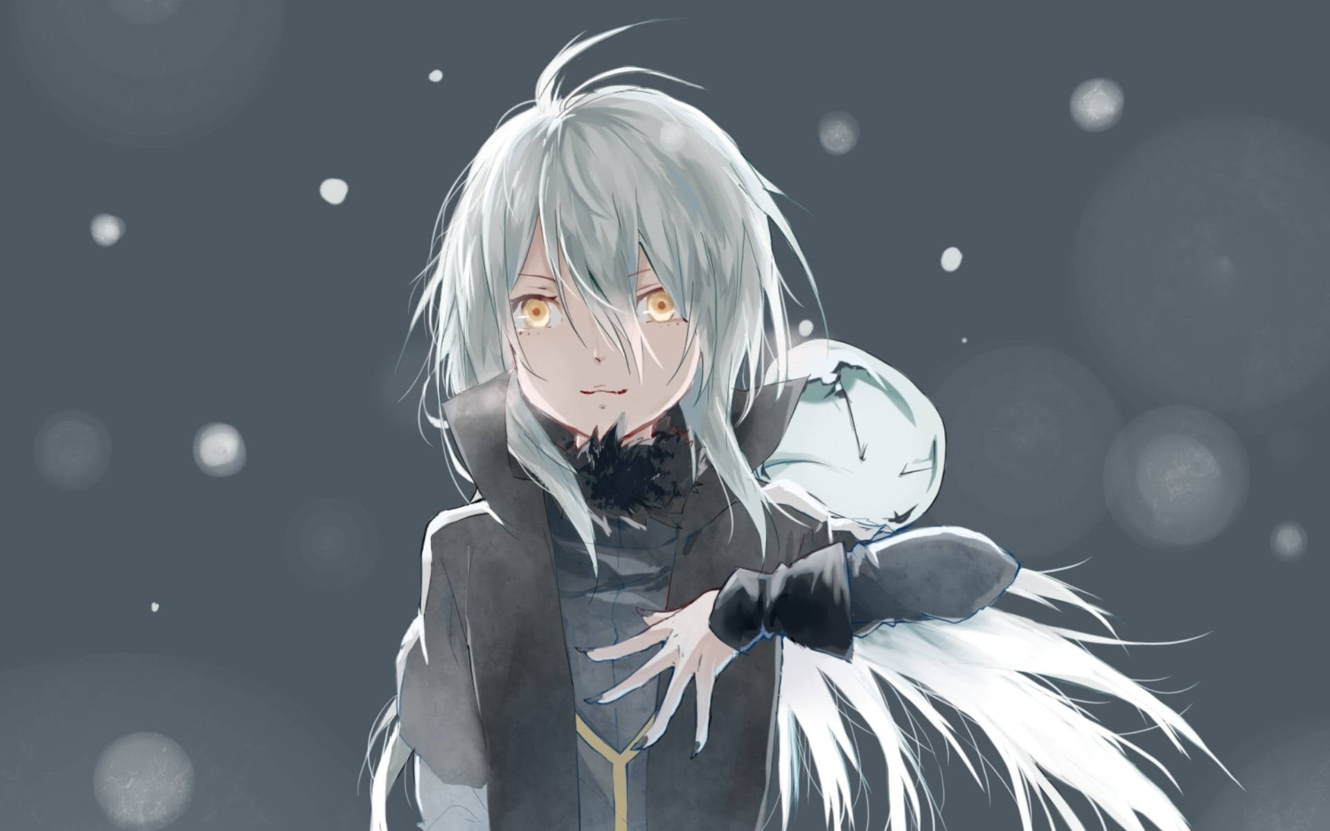 Rimuru 桌布 壁紙 — 一位銀髮、琥珀色發光眼睛的動漫角色站在雪景中，穿著帶有白色毛皮飾邊的深色外套。