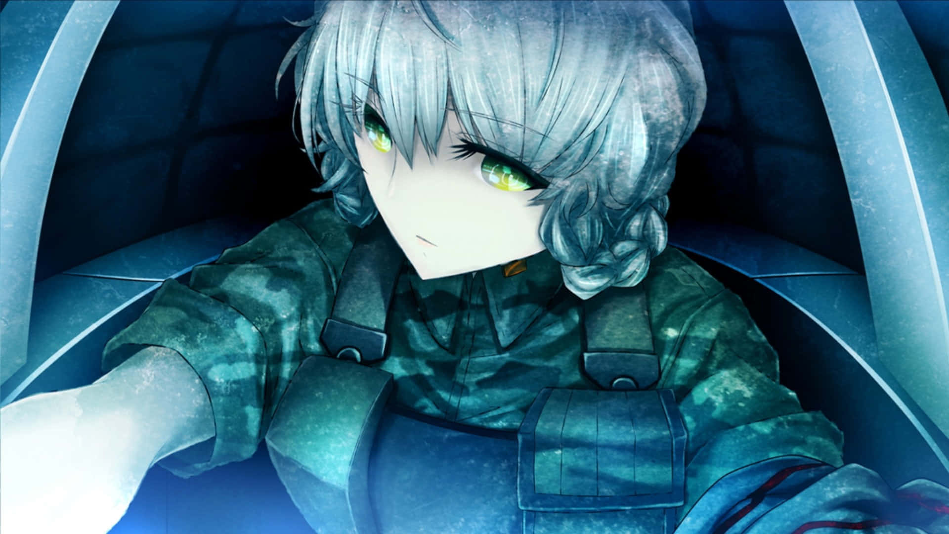 Suzuha Amane 桌布 壁紙 — 一位銀髮、眼睛發出綠光的動畫女孩坐在駕駛艙內，穿著青綠色軍裝，處於冷藍色燈光下。