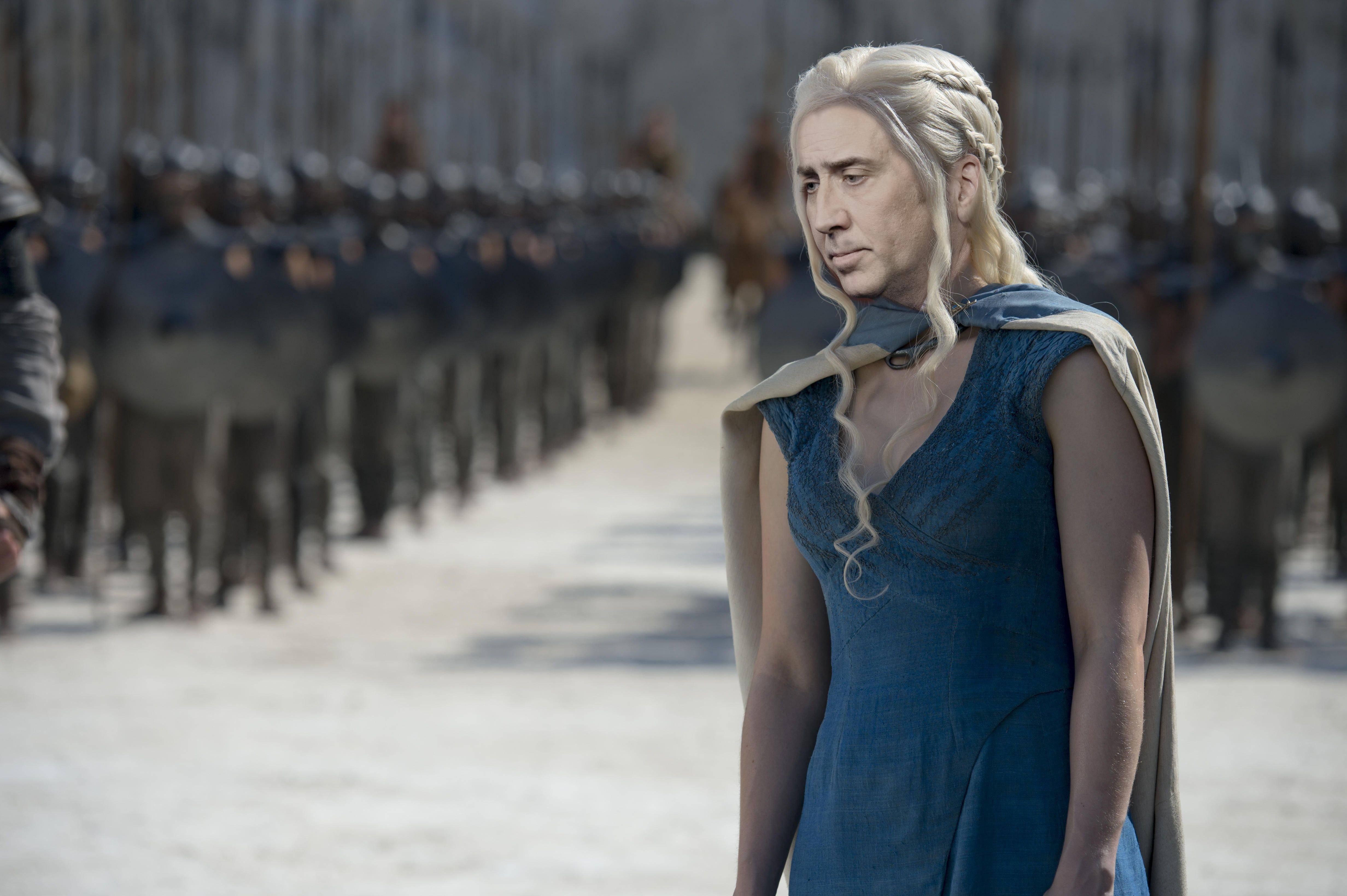 nicolas cage meme 桌布 壁紙 — 一位銀髮人物身穿藍色長袍，莊嚴地站在陽光普照的庭院中，面對一排排裝甲士兵。